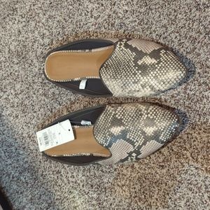 NWOB Universal Thread Snake Skin Pointed Mules